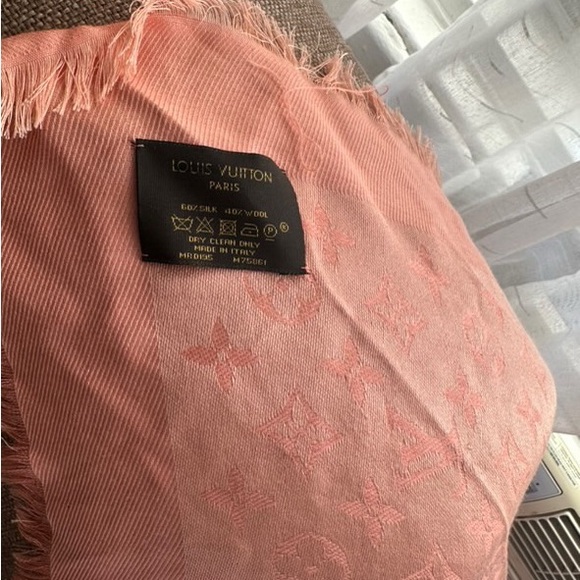 Louis Vuitton Monogram Classic Shawl Rose Pale - Picture 4 of 6